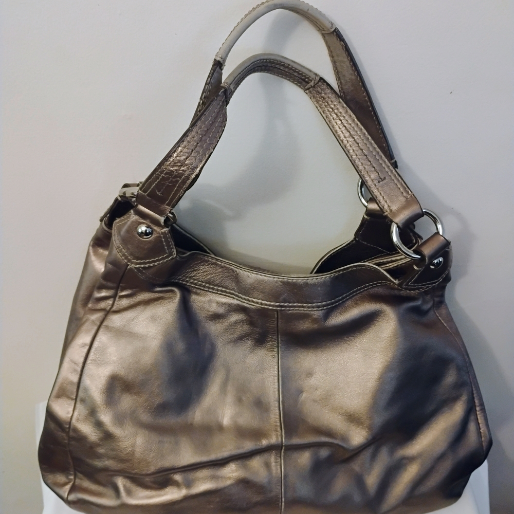 Elegant Metallic Shoulder Bag - Picture 3 of 9